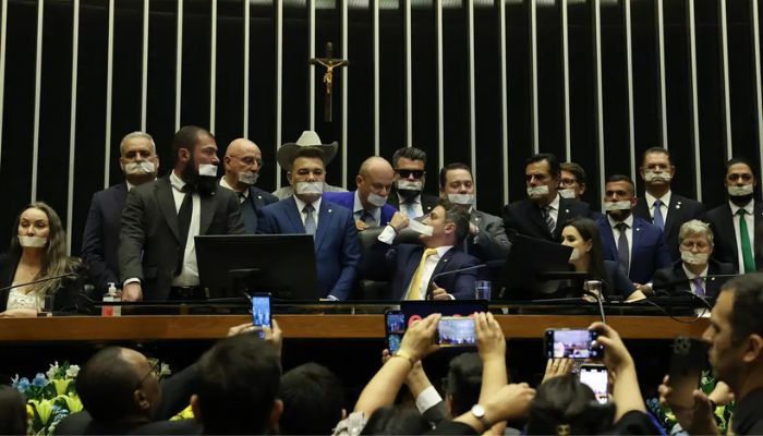 © José Cruz/Agência Brasil Câmara: base do governo chama ocupação do plenário de "chantagem"